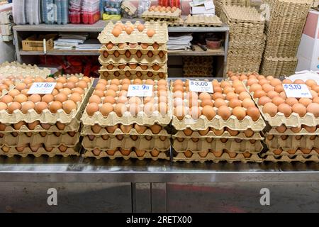 Uova fresche in mostra in una bancarella nel mercato umido del Chinatown Complex, Chinatown, Singapore Foto Stock