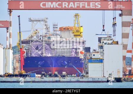 YANTAI, CINA - 28 LUGLIO 2023 - Una nave è in costruzione presso la base di costruzione di Shandong Yantai di CIMC Raffles nella città di Yantai, provincia di Shandong, chi Foto Stock