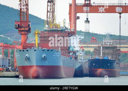 YANTAI, CINA - 28 LUGLIO 2023 - sono in costruzione più navi da carico a Penglai Zhongbai Jinglu Shipping Co., Ltd a Yantai, provincia di Shandong, Foto Stock