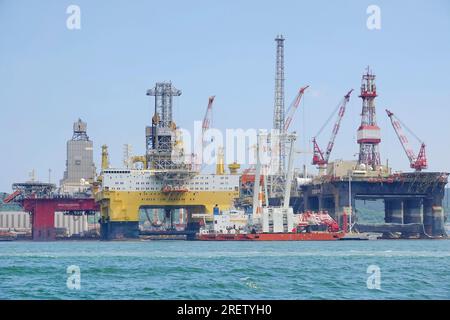YANTAI, CINA - 28 LUGLIO 2023 - diverse piattaforme di perforazione semi-sommergibili sono in costruzione o manutenzione presso la sede di CIMC Raffles Shandong Yantai con Foto Stock