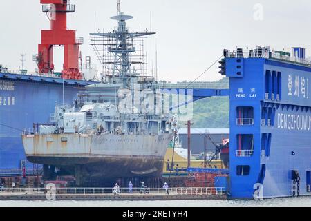 YANTAI, CINA - 28 LUGLIO 2023 - Una nave da guerra dismessa è in fase di trasformazione a Penglai Zhongbai Jinglu Shipbuilding Co Ltd a Yantai, Shando Foto Stock