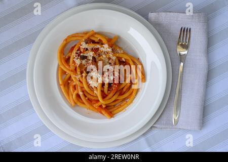 Bucatini tutta Amatriciana Pasta italiana dal Lazio e Roma con Guanciale e Tomatos Foto Stock