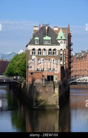 Amburgo, Germania - 16 giugno 2023: Wasserschloss o Wasserschloesschen Brick Building and Attraction nel distretto dei magazzini di Speicherstadt. Foto Stock