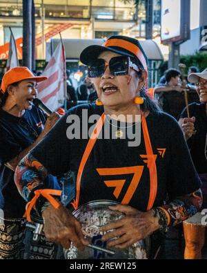 Bangkok, Thailandia. 29 luglio 2023. Un sostenitore di Move Forward Party è visto suonare musica, durante una protesta all'incrocio di Ratchaprasong. Le proteste di Bangkok iniziano dopo che la candidata della Thailandia, Pita Limjaroenrat, leader del partito Move Forward, è stata bloccata dall'assumere il potere da un voto parlamentare che include senatori nominati militari. Credito: SOPA Images Limited/Alamy Live News Foto Stock