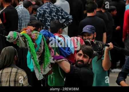 Srinagar, India. 30 luglio 2023. I musulmani sciiti in lutto prendono parte a una processione religiosa il decimo giorno di Ashura nel mese islamico di Muharram, a Srinagar il 29 luglio 2023. (Foto di Mubashir Hassan/Pacific Press) credito: Pacific Press Media Production Corp./Alamy Live News Foto Stock