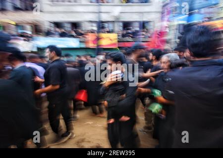 Srinagar, India. 30 luglio 2023. I musulmani sciiti in lutto prendono parte a una processione religiosa il decimo giorno di Ashura nel mese islamico di Muharram, a Srinagar il 29 luglio 2023. (Foto di Mubashir Hassan/Pacific Press) credito: Pacific Press Media Production Corp./Alamy Live News Foto Stock