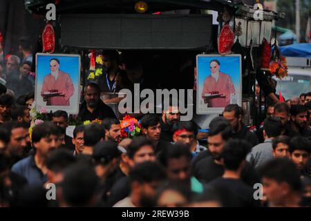 Srinagar, India. 30 luglio 2023. I musulmani sciiti in lutto prendono parte a una processione religiosa il decimo giorno di Ashura nel mese islamico di Muharram, a Srinagar il 29 luglio 2023. (Foto di Mubashir Hassan/Pacific Press) credito: Pacific Press Media Production Corp./Alamy Live News Foto Stock