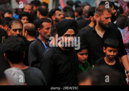 Srinagar, India. 30 luglio 2023. Il ragazzo Kashmiri Sikh che indossa abiti neri e turba prende parte a una processione religiosa il decimo giorno di Ashura nel mese islamico di Muharram, a Srinagar il 29 luglio 2023. (Foto di Mubashir Hassan/Pacific Press) credito: Pacific Press Media Production Corp./Alamy Live News Foto Stock