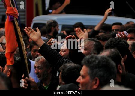 Srinagar, India. 30 luglio 2023. I musulmani sciiti Kashmiri eseguono rituali durante una processione religiosa per celebrare Ashura. Ashura è il decimo giorno di Muharram, il primo mese del calendario islamico, osservato in tutto il mondo in ricordo del martirio dell'Imam Hussain, nipote del profeta Maometto (PBUH). (Foto di Mubashir Hassan/Pacific Press) credito: Pacific Press Media Production Corp./Alamy Live News Foto Stock