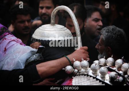 30 luglio 2023, Srinagar, Jammu e Kashmir, India: i musulmani sciiti partecipano a una processione Ashura il 10 di Muharram, il primo mese del calendario islamico, a Srinagar, Kashmir, il 29 luglio 2023. Il lutto di Muharram è un insieme di rituali in ricordo del martirio del settimo secolo del nipote del profeta Mohammad, Imam Hussain, Che fu ucciso nella battaglia di Karbala nell'attuale Iraq, nel 680 d.C. (Immagine di credito: © Mubashir Hassan/Pacific Press via ZUMA Press Wire) SOLO USO EDITORIALE! Non per USO commerciale! Foto Stock