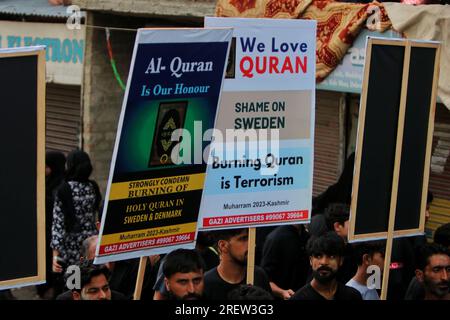 30 luglio 2023, Srinagar, Jammu e Kashmir, India: I musulmani sciiti protestano contro l'incendio del Corano all'esterno di una moschea di Stoccolma che ha oltraggiato i musulmani di tutto il mondo, durante una processione religiosa il decimo giorno di Ashura nel mese islamico di Muharram, a Srinagar il 29 luglio 2023. (Immagine di credito: © Mubashir Hassan/Pacific Press via ZUMA Press Wire) SOLO USO EDITORIALE! Non per USO commerciale! Foto Stock