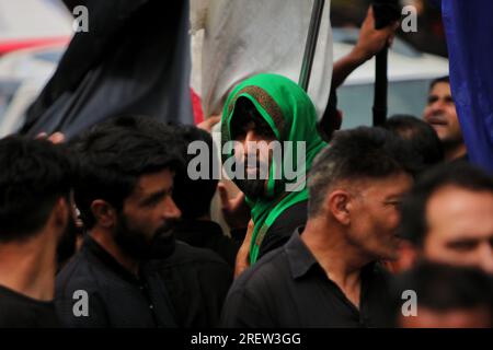 30 luglio 2023, Srinagar, Jammu e Kashmir, India: Il ragazzo sciita (C) partecipa a una processione Ashura il 10 di Muharram, il primo mese del calendario islamico, a Srinagar, Kashmir, il 29 luglio 2023. Il lutto di Muharram è un insieme di rituali in ricordo del martirio del VII secolo del nipote del profeta Mohammad, Imam Hussain, Che fu ucciso nella battaglia di Karbala nell'attuale Iraq, nel 680 d.C. (Immagine di credito: © Mubashir Hassan/Pacific Press via ZUMA Press Wire) SOLO USO EDITORIALE! Non per USO commerciale! Foto Stock