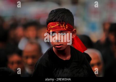 30 luglio 2023, Srinagar, Jammu e Kashmir, India: Un ragazzo sciita partecipa a una processione Ashura il 10 di Muharram, il primo mese del calendario islamico, a Srinagar, Kashmir, il 29 luglio 2023. Il lutto di Muharram è un insieme di rituali in ricordo del martirio del settimo secolo del nipote del profeta Mohammad, Imam Hussain, Che fu ucciso nella battaglia di Karbala nell'attuale Iraq, nel 680 d.C. (Immagine di credito: © Mubashir Hassan/Pacific Press via ZUMA Press Wire) SOLO USO EDITORIALE! Non per USO commerciale! Foto Stock