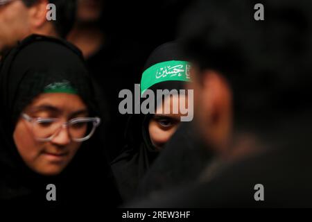 30 luglio 2023, Srinagar, Jammu e Kashmir, India: Una ragazza sciita partecipa a una processione Ashura il 10 di Muharram, il primo mese del calendario islamico, a Srinagar, Kashmir, il 29 luglio 2023. Il lutto di Muharram è un insieme di rituali in ricordo del martirio del settimo secolo del nipote del profeta Mohammad, Imam Hussain, Che fu ucciso nella battaglia di Karbala nell'attuale Iraq, nel 680 d.C. (Immagine di credito: © Mubashir Hassan/Pacific Press via ZUMA Press Wire) SOLO USO EDITORIALE! Non per USO commerciale! Foto Stock