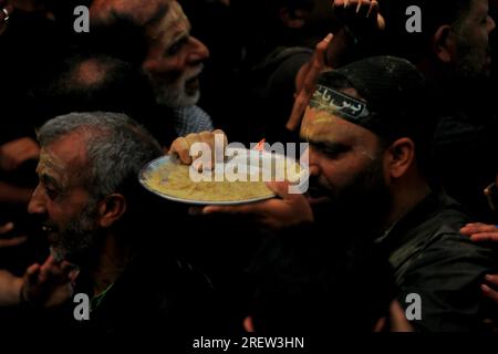 30 luglio 2023, Srinagar, Jammu e Kashmir, India: i musulmani sciiti partecipano a una processione Ashura il 10 di Muharram, il primo mese del calendario islamico, a Srinagar, Kashmir, il 29 luglio 2023. Il lutto di Muharram è un insieme di rituali in ricordo del martirio del settimo secolo del nipote del profeta Mohammad, Imam Hussain, Che fu ucciso nella battaglia di Karbala nell'attuale Iraq, nel 680 d.C. (Immagine di credito: © Mubashir Hassan/Pacific Press via ZUMA Press Wire) SOLO USO EDITORIALE! Non per USO commerciale! Foto Stock