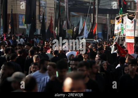 30 luglio 2023, Srinagar, Jammu e Kashmir, India: Gli sciiti in lutto si riuniscono per partecipare a una processione Ashura il 10 di Muharram, il primo mese del calendario islamico, a Srinagar, Kashmir, il 29 luglio 2023. Il lutto di Muharram è un insieme di rituali in ricordo del martirio del settimo secolo del nipote del profeta Mohammad (PBUH) Imam Hussain, Che fu ucciso nella battaglia di Karbala nell'attuale Iraq, nel 680 d.C. (Immagine di credito: © Mubashir Hassan/Pacific Press via ZUMA Press Wire) SOLO USO EDITORIALE! Non per USO commerciale! Foto Stock