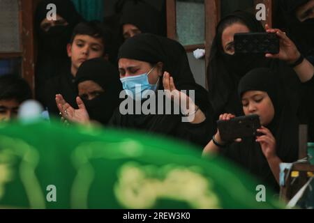 30 luglio 2023, Srinagar, Jammu e Kashmir, India: Una donna piange durante il rituale di lutto di Ashoura, venerdì 28 luglio 2023, a Srinagar, Kashmir. Milioni di musulmani sciiti in tutto il mondo venerdì hanno commemorato Ashoura, un ricordo del martirio del VII secolo del nipote del profeta Maometto, Hussein, che ha dato vita alla loro fede. (Immagine di credito: © Mubashir Hassan/Pacific Press via ZUMA Press Wire) SOLO USO EDITORIALE! Non per USO commerciale! Foto Stock