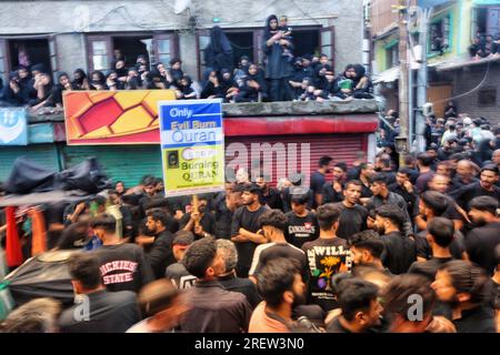 30 luglio 2023, Srinagar, Jammu e Kashmir, India: I musulmani sciiti protestano contro l'incendio del Corano all'esterno di una moschea di Stoccolma che ha oltraggiato i musulmani di tutto il mondo, durante una processione religiosa il decimo giorno di Ashura nel mese islamico di Muharram, a Srinagar il 29 luglio 2023. (Immagine di credito: © Mubashir Hassan/Pacific Press via ZUMA Press Wire) SOLO USO EDITORIALE! Non per USO commerciale! Foto Stock