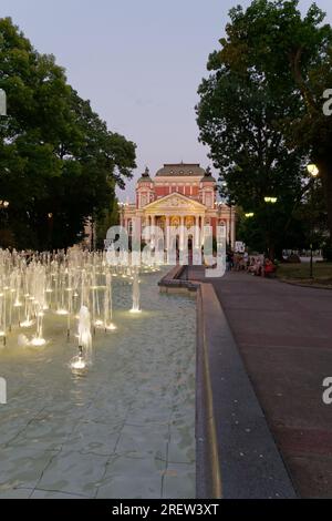 Ivan Vazov National Theatre, situato nell'area dei giardini della città, con fontana e visitatori, Sofia, Bulgaria. 29 luglio 2023 Foto Stock