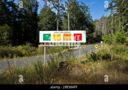 Cartello segnaletico di Extreme Forest Fire Danger nella Cowichan Valley dell'Isola di Vancouver, British Columbia (22 luglio 2023). Foto Stock