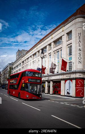 Heals London Store su Tottenham Court Road Londra. Le bandiere si ondano fuori dal negozio di mobili e design delle guardiani. Fondata nel 1810 da John Harris Heal & Son. Foto Stock