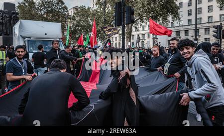 I musulmani sciiti e le persone di altre fedi tengono rituali di lutto durante i primi dieci giorni di Muharram per ricordare l'Imam Hossein e il suo compagno del 72. Foto Stock