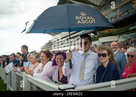 Ascot, Berkshire, Regno Unito. 29 luglio 2023. Un uomo indossa il suo ombrello durante un breve periodo di docce all'ippodromo di Ascot al QIPCO King George Day. Credito: Maureen McLean/Alamy Live News Foto Stock