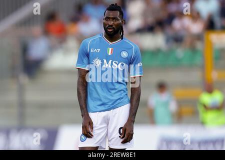 Andre Zambo Anguissa, centrocampista camerunese del Napoli, guarda durante l'amichevole SSC Napoli vs Hatayspor. Foto Stock