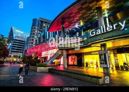 Situato nel centro di Orchard Road, l'Hilton Singapore Orchard offre un posto fondamentale per esplorare il quartiere dello shopping e dell'intrattenimento di prima classe della città Foto Stock