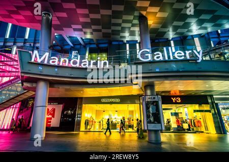 Situato nel centro di Orchard Road, l'Hilton Singapore Orchard offre un posto fondamentale per esplorare il quartiere dello shopping e dell'intrattenimento di prima classe della città Foto Stock