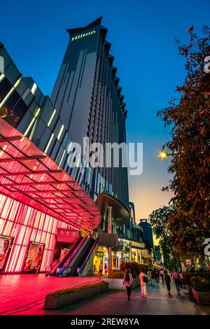 Situato nel centro di Orchard Road, l'Hilton Singapore Orchard offre un posto fondamentale per esplorare il quartiere dello shopping e dell'intrattenimento di prima classe della città Foto Stock