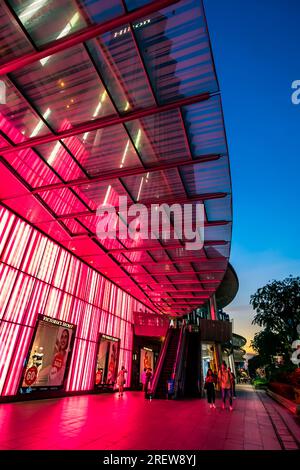 Situato nel centro di Orchard Road, l'Hilton Singapore Orchard offre un posto fondamentale per esplorare il quartiere dello shopping e dell'intrattenimento di prima classe della città Foto Stock