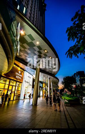 Situato nel centro di Orchard Road, l'Hilton Singapore Orchard offre un posto fondamentale per esplorare il quartiere dello shopping e dell'intrattenimento di prima classe della città Foto Stock