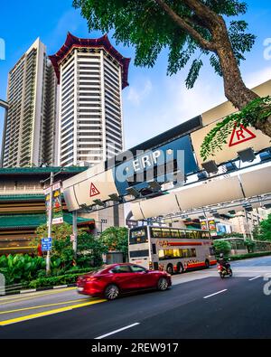 ERP gantry accanto al TANG Plaza e al Marriott Hotel su Orchard Road. Foto Stock