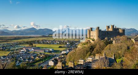 14 aprile 2023: Harlech, Gwynedd, Galles - Vista panoramica del castello di Harlech all'inizio della primavera. Foto Stock