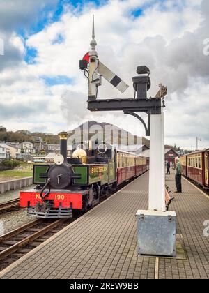 17 aprile 2003: Porthmadog, Gwynedd, Galles - treno in partenza dalla stazione di Harbour, Porthmadog, sulle linee Welsh Highland e Ffestiniog. Foto Stock