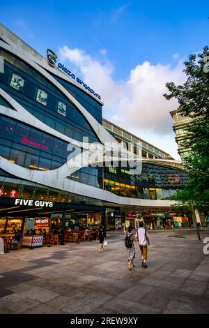 Plaza Singapore è un moderno centro commerciale situato lungo la Orchard Road, Singapore. Foto Stock