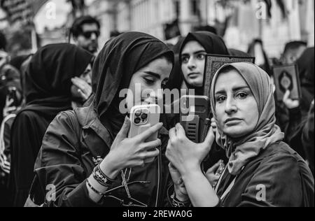 Immagine in bianco e nero di donne musulmane sciite in una marcia a Londra per commemorare Ashura. Foto Stock