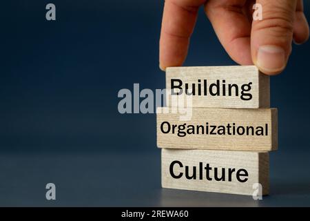 Un blocco di legno con le parole Building, Organizational, Culture, Modern approach to working with people in a team, Creative Concept, copy space Foto Stock