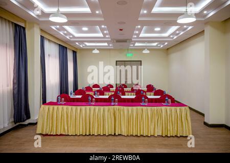 Gli interni e gli esterni dell'hotel la Maison Royale sono architettonici all'aperto, a sud della contea di nairobi, kenya, africa orientale, spazi e paesaggi Foto Stock