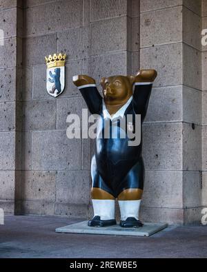 Berlino, municipio Schöneberg, Buddy Bear all'ingresso del municipio Foto Stock