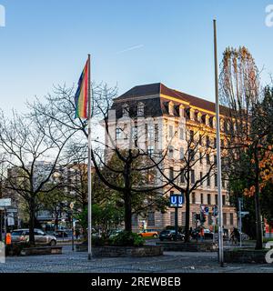 Berlino, il municipio di Schöneberg, edificio in pietra arenaria con colonne ioniche e facciata decorata con rappresentazioni commerciali e artigianali. Torre con Campana della libertà Foto Stock