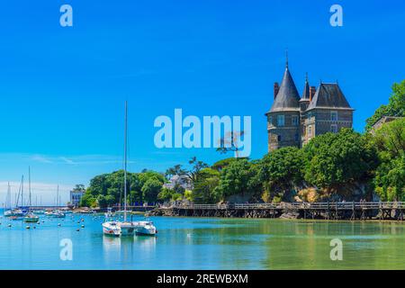 Vista del castello di Pornic sull'Oceano Atlantico nel dipartimento della Loira Atlantica, Francia Foto Stock