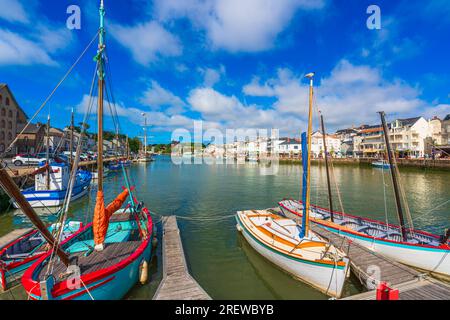 Vista panoramica del porto di Pornic, idilliaco villaggio nella regione Loira-Atlantica, Francia Foto Stock