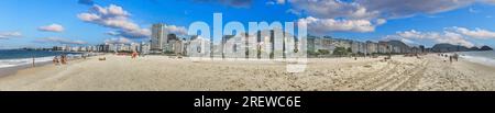 Immagine panoramica dello skyline dietro la spiaggia di Copacabana a Rio de Janeiro durante il giorno Foto Stock