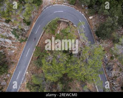 Ciclisti in salita sulla strada lluc, Maiorca, Isole Baleari, Spagna Foto Stock