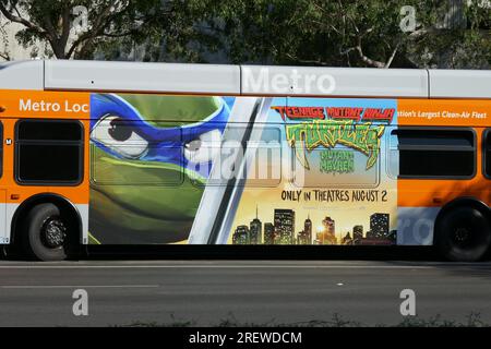 West Hollywood, California, USA 29 luglio 2023 Teenage Mutant Ninja Turtles Mutant Mayhem Bus il 29 luglio 2023 a West Hollywood, California, USA. Foto di Barry King/Alamy Stock Photo Foto Stock