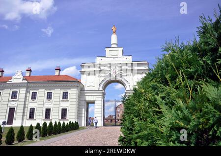 Porta d'ingresso al Palazzo Ruzhany Sapieha nella città di Ruzhany, regione di Brest, Bielorussia. Foto Stock