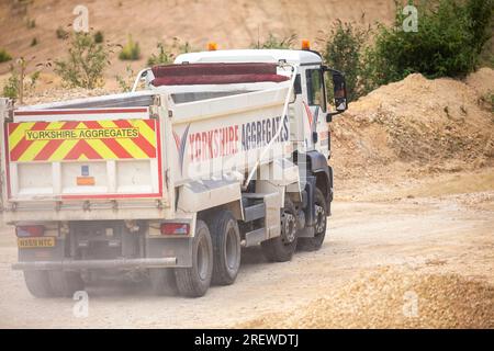 Una cava di inerti di pietra vicino a Tadcaster North Yorkshire, Regno Unito. Le macchine di grandi dimensioni e gli impianti classificano e processano l'aggregato prima di essere trasportato ai clienti con un autocarro . Foto Stock