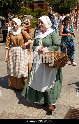 Le donne reenactor ritraggono venditori di strada medievali al Targ Rybny o al mercato del pesce di Danzica, in Europa, UE Foto Stock